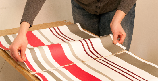 Repliez le lé et laisser reposer 5 à 10 mn