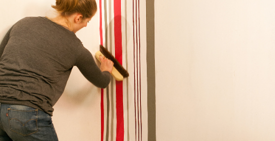 Appliquez le 1er lé en haut du mur 