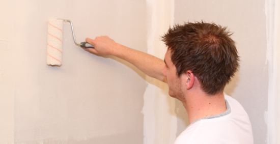 Appliquez la colle au rouleau