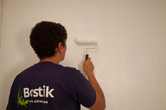 Puis appliquez la colle Depron revêtements isolants au rouleau