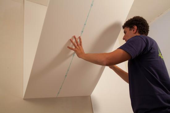 Collez la plaque Depron à partir du bas 